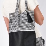 Le sac "Deauville" et sa pochette réalisés en tissu Planète Vasarely - escalier noir et blanc